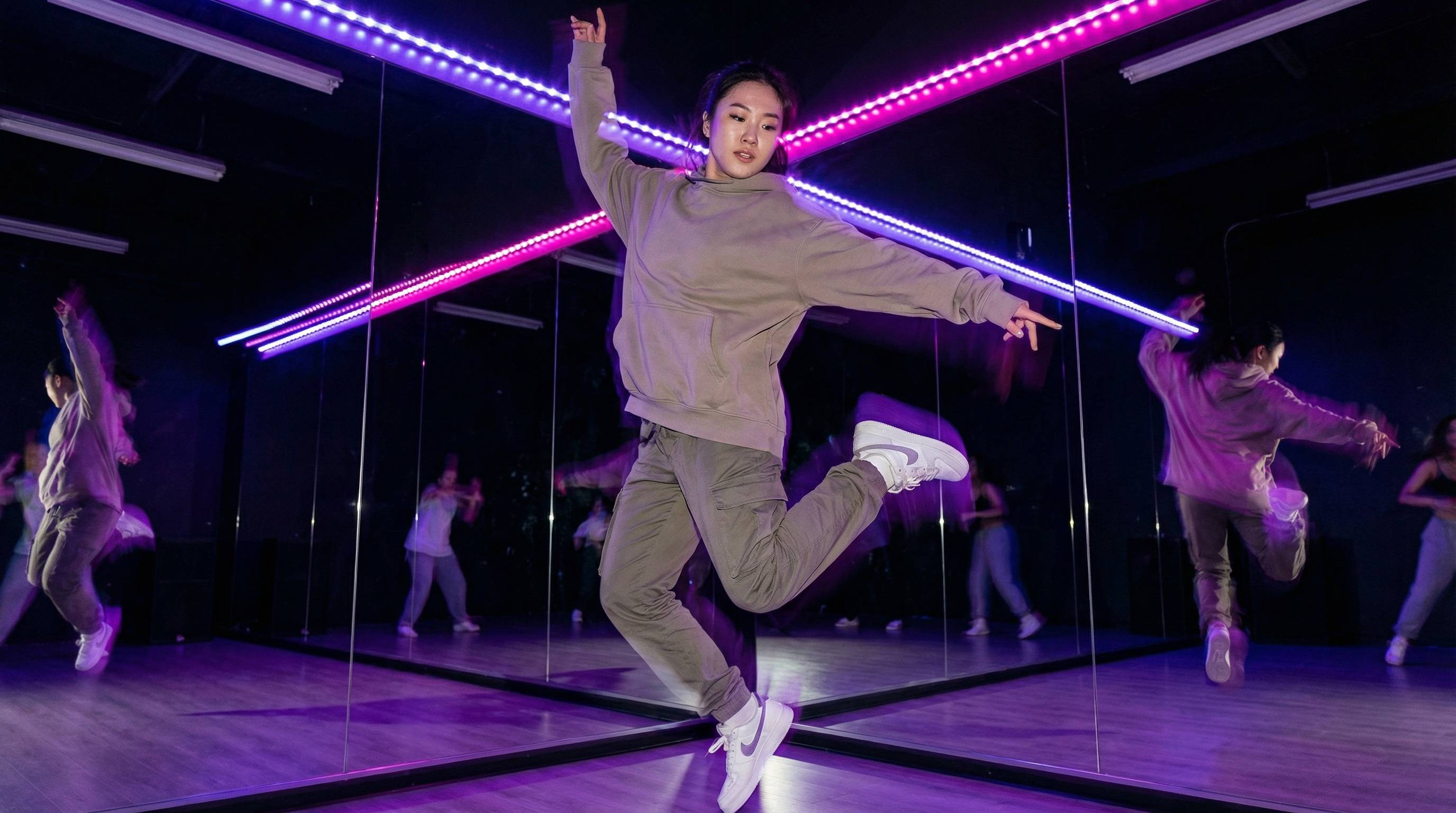 黄色仓库 TikTok风格舞蹈视频